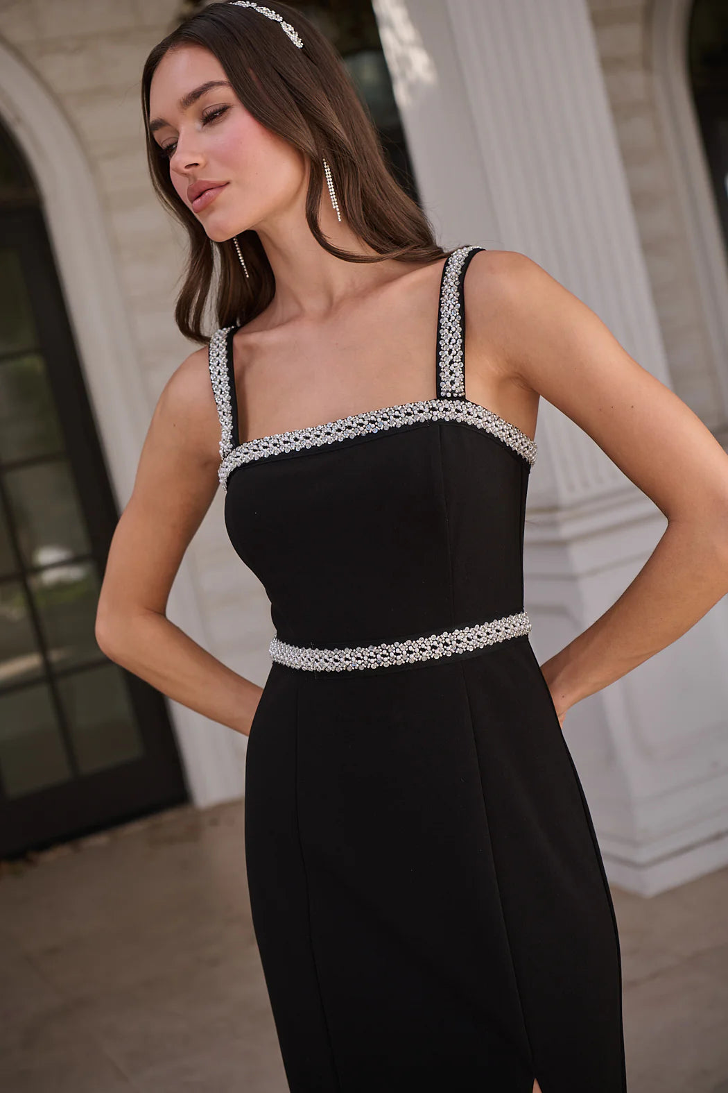 Vestido midi con abertura y diamantes