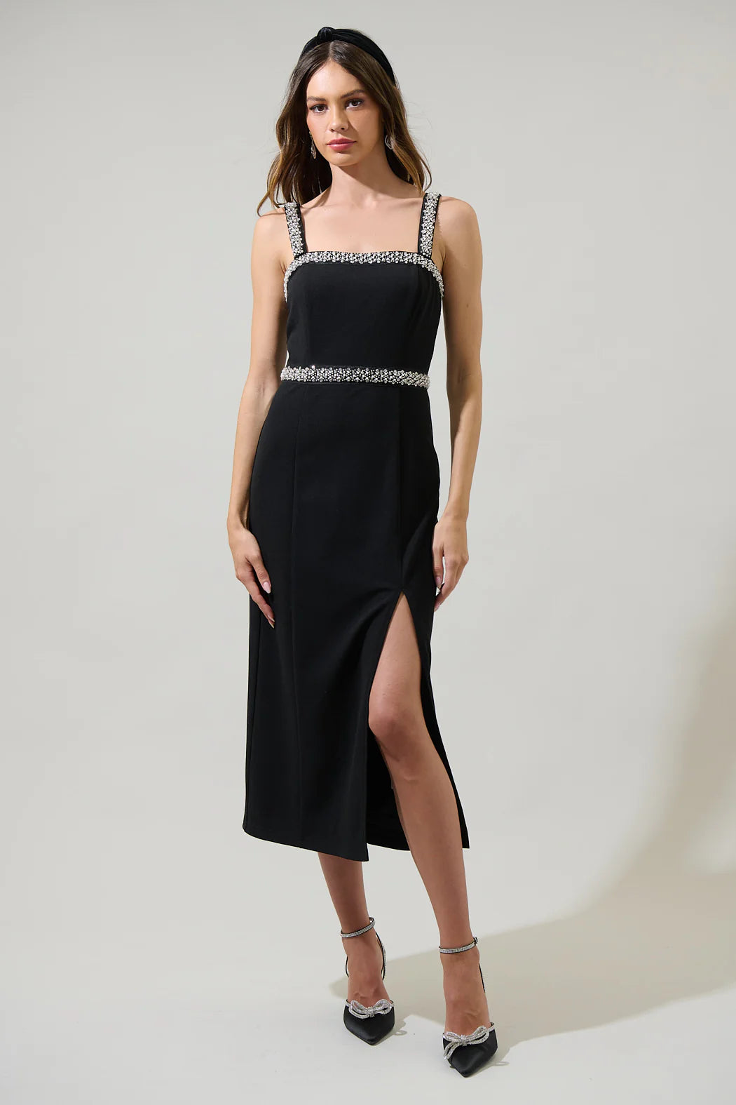 Vestido midi con abertura y diamantes