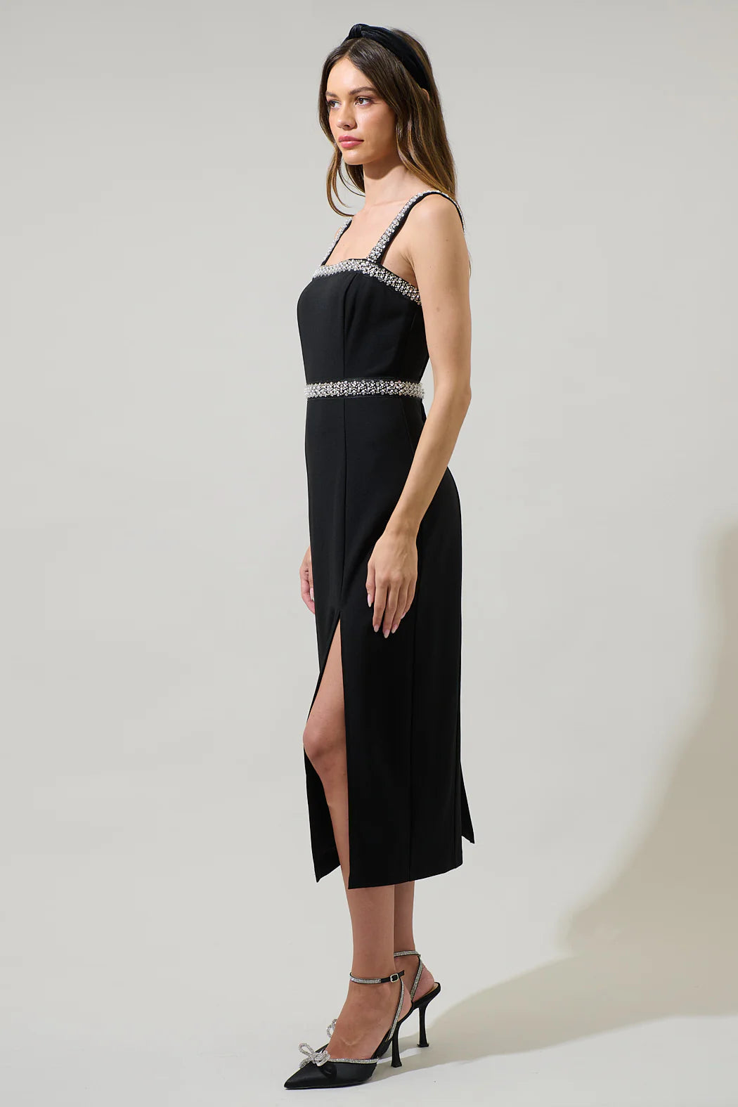 Vestido midi con abertura y diamantes