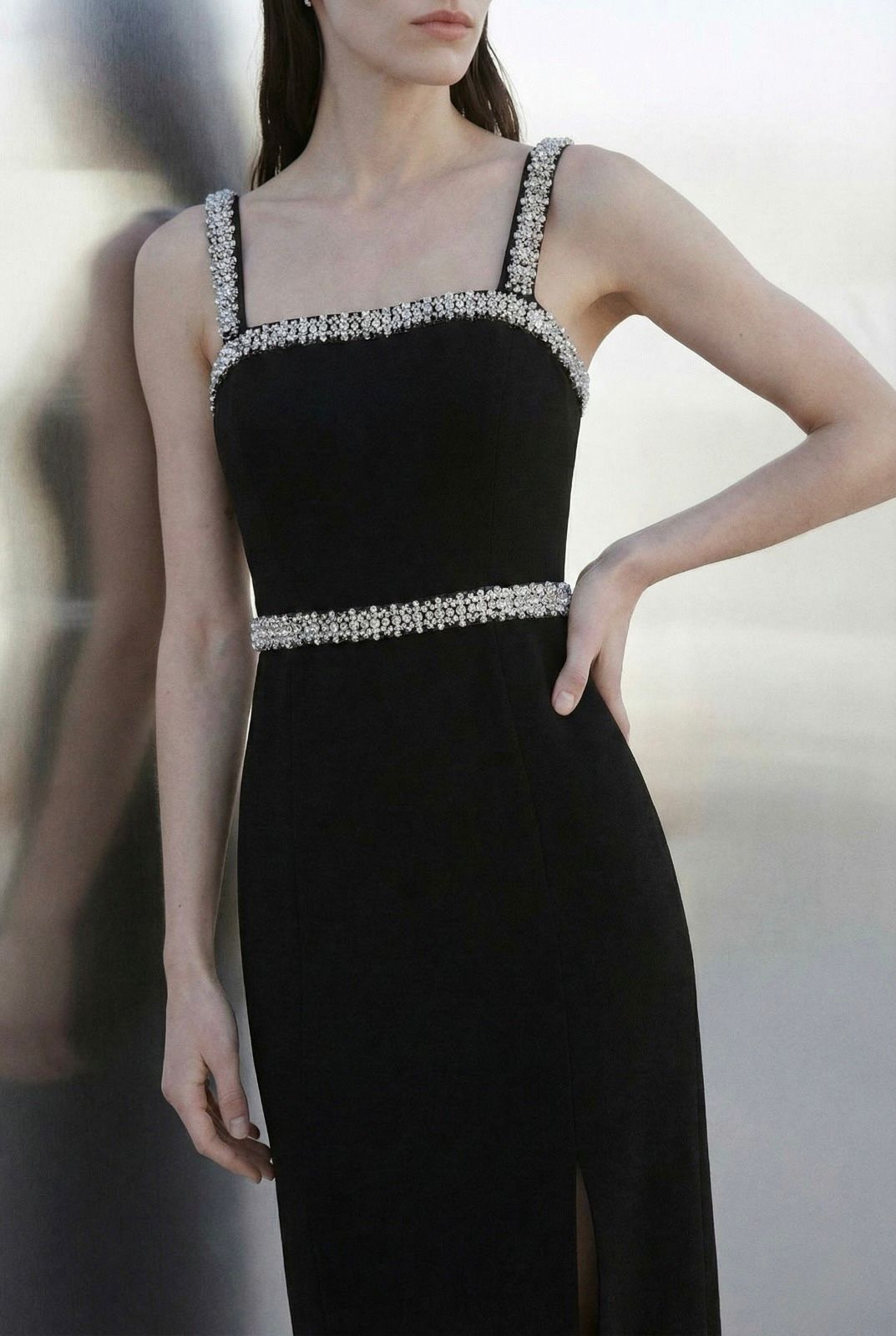 Vestido midi con abertura y diamantes