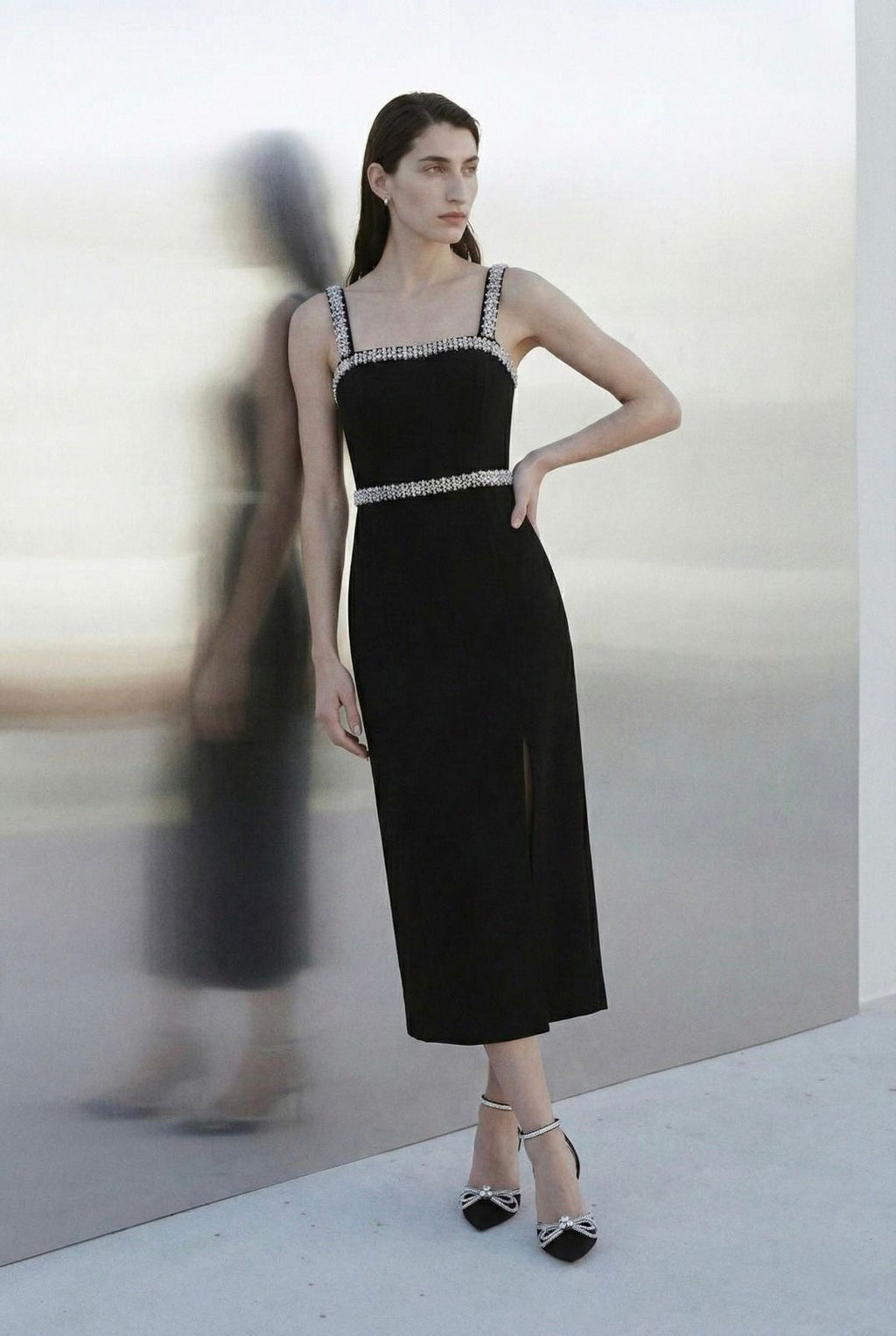 Vestido midi con abertura y diamantes