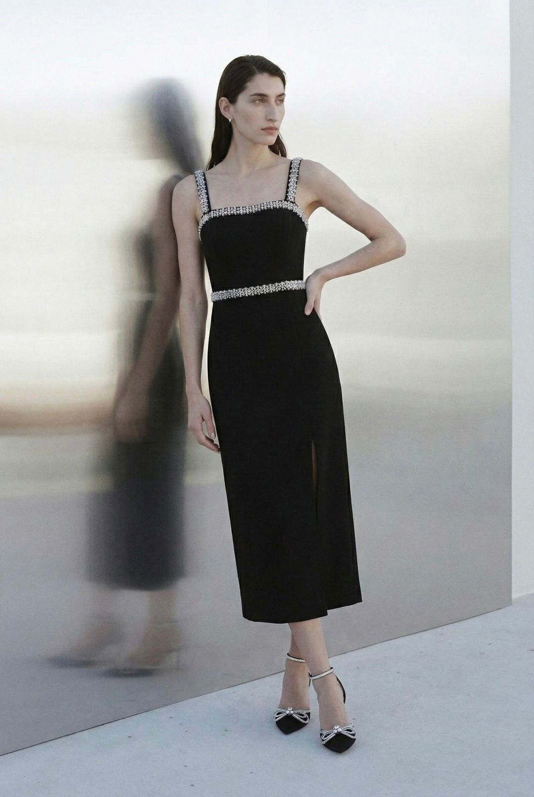 Vestido midi con abertura y diamantes