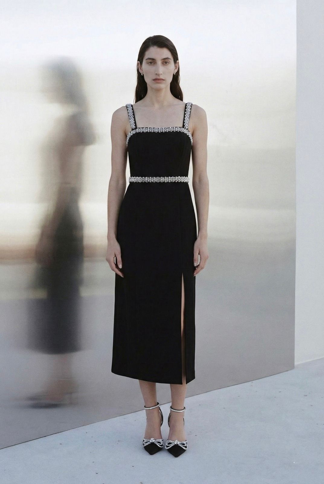 Vestido midi con abertura y diamantes