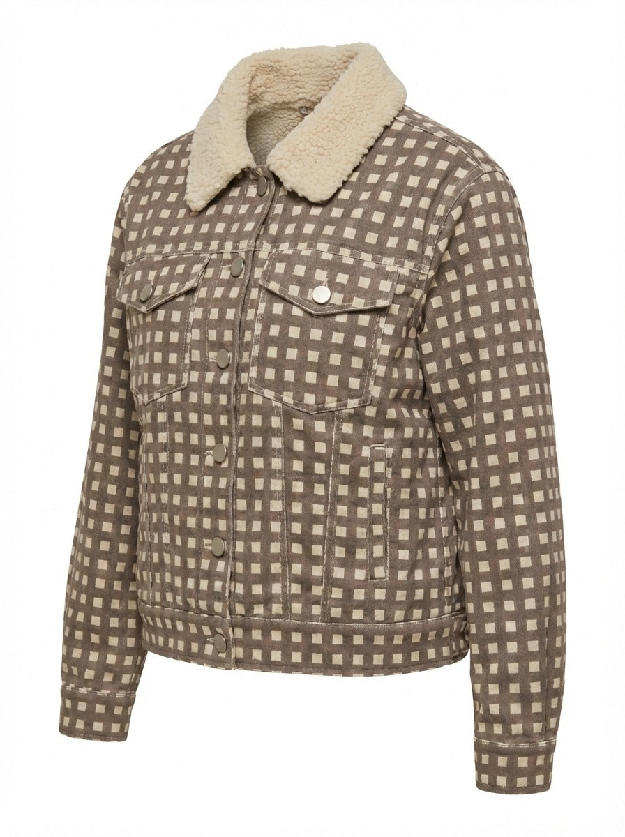 Chamarra de cuadros beige con cuello de borrega.