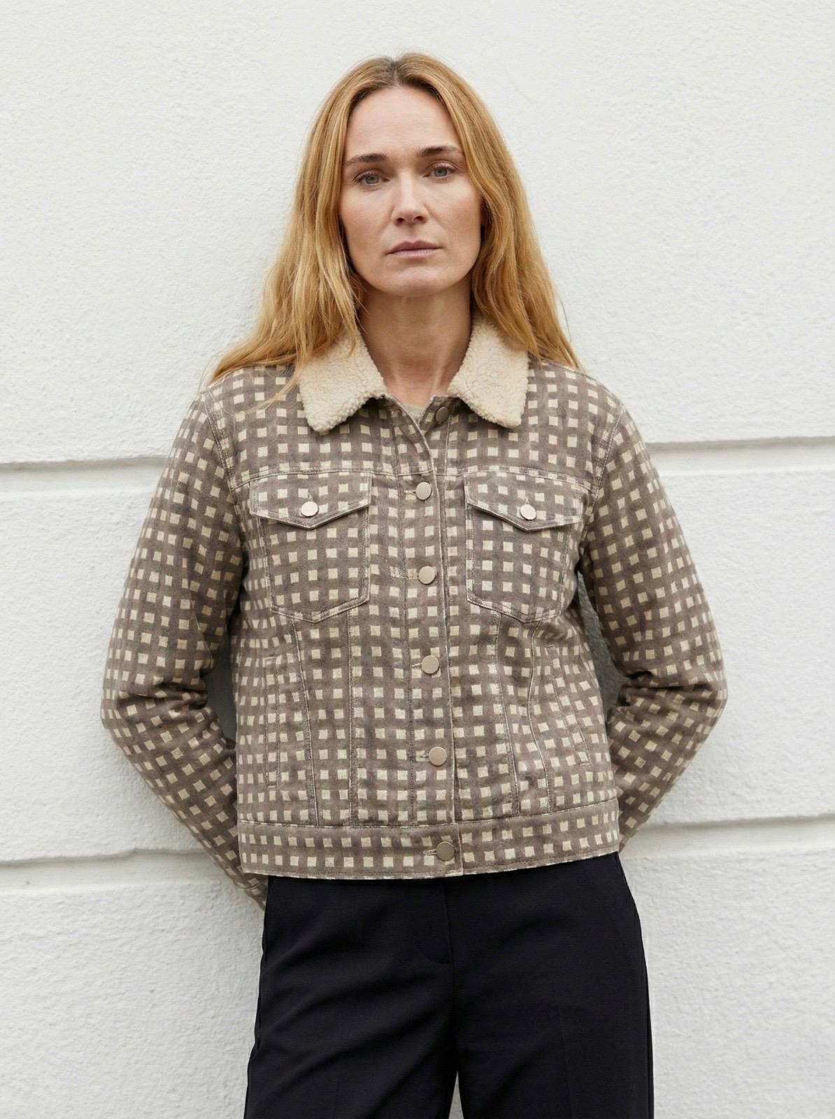 Chamarra de cuadros beige con cuello de borrega.