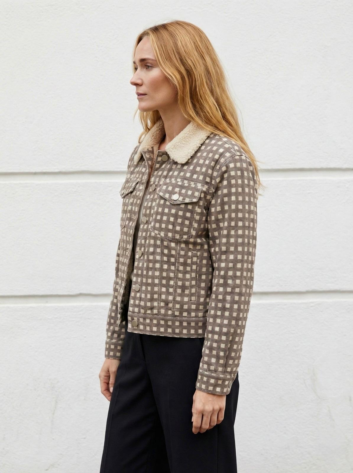 Chamarra de cuadros beige con cuello de borrega.