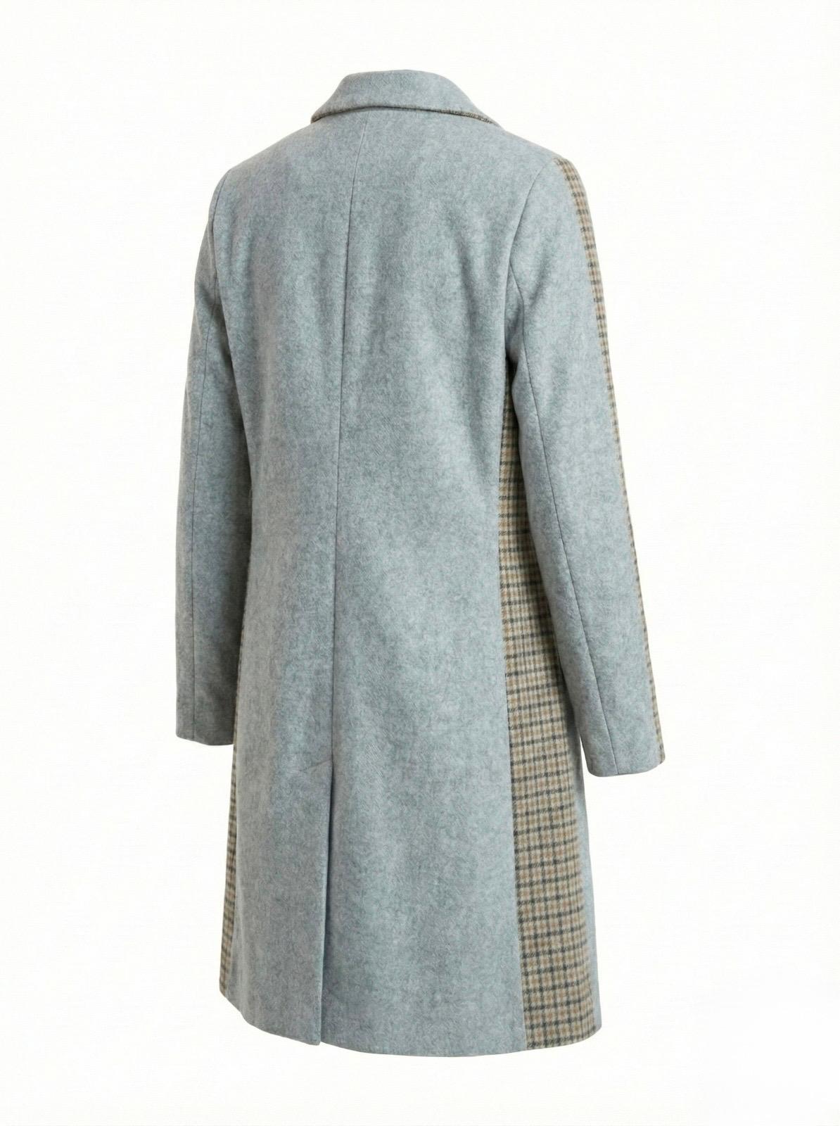 Abrigo tres cuartos de lana gris con contraste de tartán.