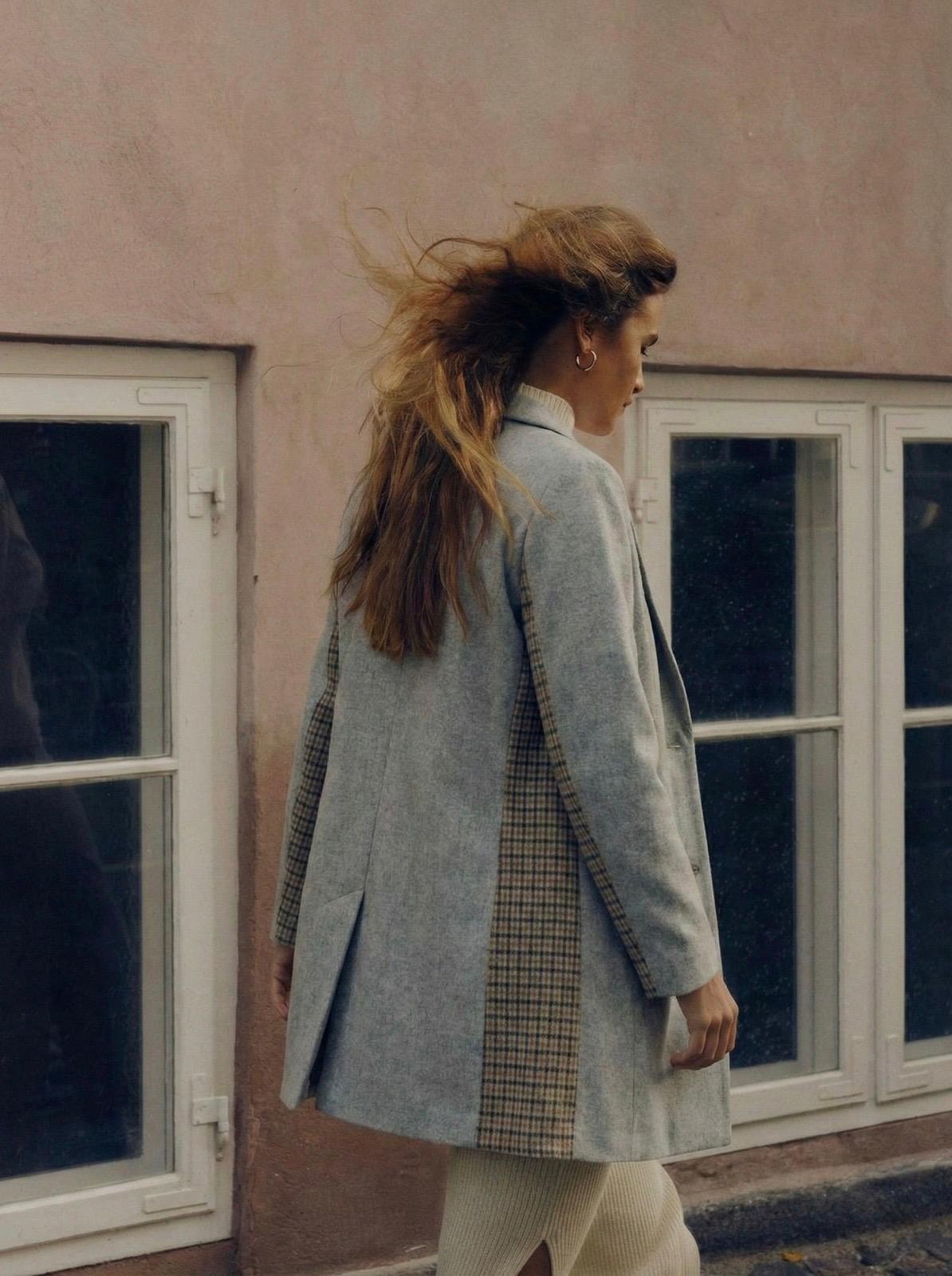 Abrigo tres cuartos de lana gris con contraste de tartán.