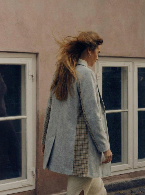 Abrigo tres cuartos de lana gris con contraste de tartán.