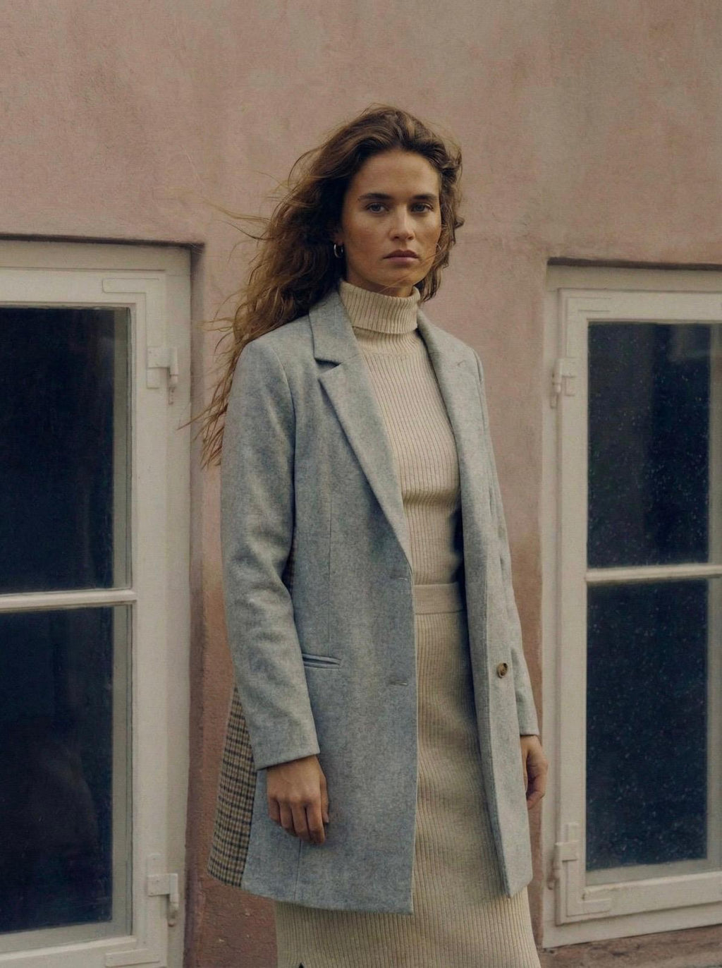 Abrigo tres cuartos de lana gris con contraste de tartán.