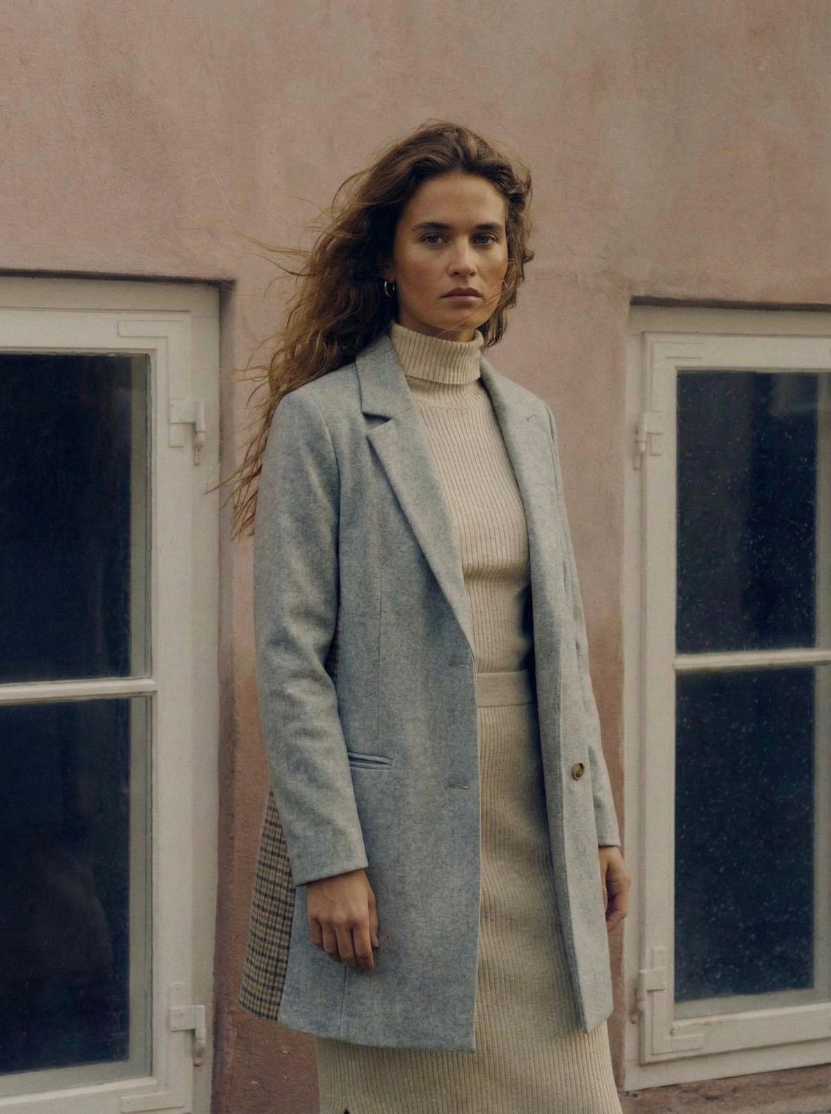 Abrigo tres cuartos de lana gris con contraste de tartán.